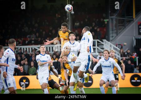 Newport, Regno Unito. 19th Nov 2022. Priestley Farquharson della contea di Newport (c) testa e segna i suoi team 1st gol. EFL Football League Two match, Newport County contro Gillingham alla Rodney Parade di Newport, Galles, sabato 19th novembre 2022. Questa immagine può essere utilizzata solo per scopi editoriali. Solo per uso editoriale, licenza richiesta per uso commerciale. pic by Credit: Andrew Orchard SPORTS photography/Alamy Live News Foto Stock