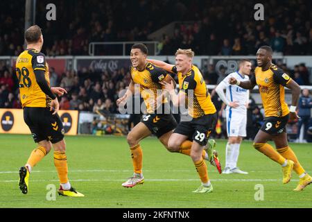 Newport, Regno Unito. 19th Nov 2022. Priestley Farquharson della contea di Newport (6) festeggia con i compagni di squadra dopo aver ottenuto il punteggio 1st goal.EFL Football League Two Match, Newport County contro Gillingham alla Rodney Parade di Newport, Galles, sabato 19th novembre 2022. Questa immagine può essere utilizzata solo per scopi editoriali. Solo per uso editoriale, licenza richiesta per uso commerciale. pic by Credit: Andrew Orchard SPORTS photography/Alamy Live News Foto Stock