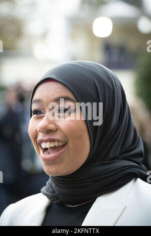 Ascot, Regno Unito. 19th Novembre 2022. Khadijah Mellah alle corse di Ascot oggi. Khadijah di Peckham ha fatto la storia come il primo hijab britannico che indossa il jockey in una corsa britannica competitiva del cavallo. Nonostante sia una novità nelle corse ippiche, ha vinto la Magnolia Cup sul suo monte Haverland a Goodwood. La sua storia è stata oggetto del documentario televisivo Riding the Dream, trasmesso per la prima volta il 16 novembre 2019. Credit: Maureen McLean/Alamy Live News Foto Stock