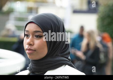 Ascot, Regno Unito. 19th Novembre 2022. Khadijah Mellah alle corse di Ascot oggi. Khadijah di Peckham ha fatto la storia come il primo hijab britannico che indossa il jockey in una corsa britannica competitiva del cavallo. Nonostante sia una novità nelle corse ippiche, ha vinto la Magnolia Cup sul suo monte Haverland a Goodwood. La sua storia è stata oggetto del documentario televisivo Riding the Dream, trasmesso per la prima volta il 16 novembre 2019. Credit: Maureen McLean/Alamy Live News Foto Stock