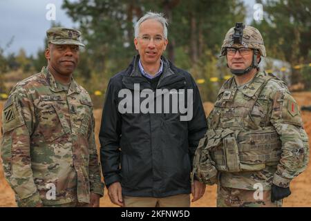 Richard J. Ikena Jr., a destra, comandante della 1st° divisione fanteria artiglieria (1 ID), e il comando Sgt. McLaughlin, comandante sergente maggiore del 1 ID posa con l'ambasciatore degli Stati Uniti in Lettonia John Carwile durante l'evento di chiusura per l'esercizio Silver Arrow 2022 a Camp Adazi, Lettonia, 29 settembre 2022. Diversi alleati della NATO stanno orgogliosamente lavorando insieme a 1st divisione fanteria e ai partner di sicurezza regionali per fornire forze credibili da combattimento al V Corps, il corpo americano schierato in avanti in Europa. Foto Stock