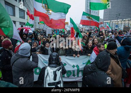Berlino, Germania. 19th Nov 2022. I manifestanti si sono riuniti a Potsdamer Platz a Berlino il 19 novembre 2022, per una grande manifestazione che ha portato oltre la porta di Brandeburgo alla Cancelleria federale. Molti striscioni sono stati tenuti con l'iscrizione, le donne, la vita, la libertà. (Foto di Michael Kuenne/PRESSCOV/Sipa USA) Credit: Sipa USA/Alamy Live News Foto Stock