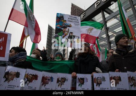 Berlino, Germania. 19th Nov 2022. I manifestanti si sono riuniti a Potsdamer Platz a Berlino il 19 novembre 2022, per una grande manifestazione che ha portato oltre la porta di Brandeburgo alla Cancelleria federale. Molti striscioni sono stati tenuti con l'iscrizione, le donne, la vita, la libertà. (Foto di Michael Kuenne/PRESSCOV/Sipa USA) Credit: Sipa USA/Alamy Live News Foto Stock