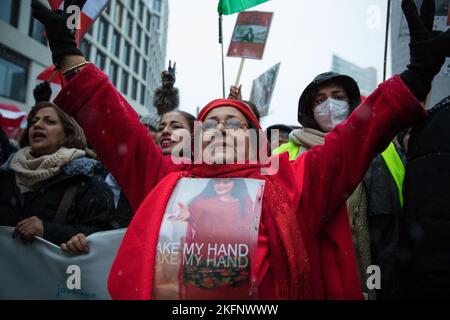 Berlino, Germania. 19th Nov 2022. I manifestanti si sono riuniti a Potsdamer Platz a Berlino il 19 novembre 2022, per una grande manifestazione che ha portato oltre la porta di Brandeburgo alla Cancelleria federale. Molti striscioni sono stati tenuti con l'iscrizione, le donne, la vita, la libertà. (Foto di Michael Kuenne/PRESSCOV/Sipa USA) Credit: Sipa USA/Alamy Live News Foto Stock