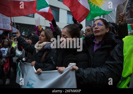 Berlino, Germania. 19th Nov 2022. I manifestanti si sono riuniti a Potsdamer Platz a Berlino il 19 novembre 2022, per una grande manifestazione che ha portato oltre la porta di Brandeburgo alla Cancelleria federale. Molti striscioni sono stati tenuti con l'iscrizione, le donne, la vita, la libertà. (Foto di Michael Kuenne/PRESSCOV/Sipa USA) Credit: Sipa USA/Alamy Live News Foto Stock