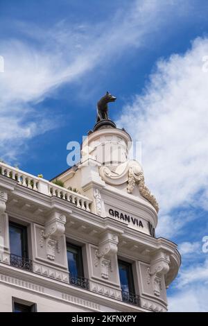 Madrid, Spagna - 20 giugno 2022: Monumento della lupa di Roma in cima all'Hotel Roma lungo la Gran Via a Madrid Foto Stock