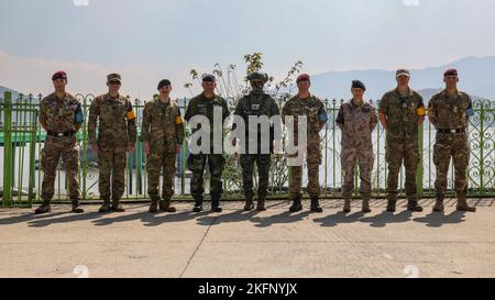 Comando delle Nazioni Unite (UNC), gli ufficiali posano per una foto all'estuario del fiume Han, Corea del Sud, 29 settembre 2022. Gli ufficiali dell'UNC erano presenti ad un esercizio di addestramento della Repubblica di Corea e del fiume Han degli Stati Uniti. Foto Stock