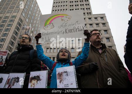 Berlino, Germania. 19th Nov 2022. I manifestanti si sono riuniti a Potsdamer Platz a Berlino il 19 novembre 2022, per una grande manifestazione che ha portato oltre la porta di Brandeburgo alla Cancelleria federale. Molti striscioni sono stati tenuti con l'iscrizione, le donne, la vita, la libertà. (Credit Image: © Michael Kuenne/PRESSCOV via ZUMA Press Wire) Foto Stock
