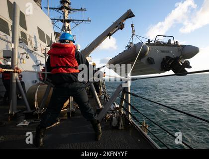 220929-N-DE439-1115 OCEANO ATLANTICO (SETT. 29, 2022) i marinai si preparano ad abbassare una barca gonfiabile a scafo rigido dal ponte della nave del cacciatorpediniere missilistico guidato di classe Arleigh Burke USS Arleigh Burke (DDG 51), 29 settembre 2022. Arleigh Burke si trova in un'implementazione pianificata nell'area operativa delle forze navali statunitensi in Europa, impiegata dalla U.S. Sesta flotta per difendere gli interessi degli Stati Uniti, alleati e partner. Foto Stock