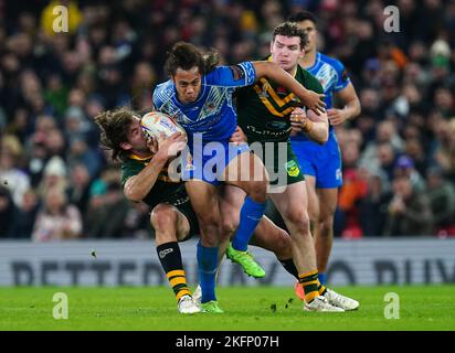 Jarome Luai di Samoa, combattuta da Patrick Carrigan e Liam Martin in Australia durante la finale della Coppa del mondo di Rugby League a Old Trafford, Manchester. Data immagine: Sabato 19 novembre 2022. Foto Stock