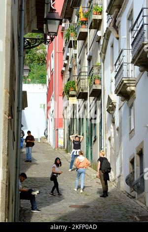 Porto Portugal collinare strada laterale nel quartiere Miragaia del centro della città Foto Stock