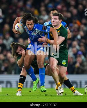 Jarome Luai di Samoa, combattuta da Patrick Carrigan e Liam Martin in Australia durante la finale della Coppa del mondo di Rugby League a Old Trafford, Manchester. Data immagine: Sabato 19 novembre 2022. Foto Stock