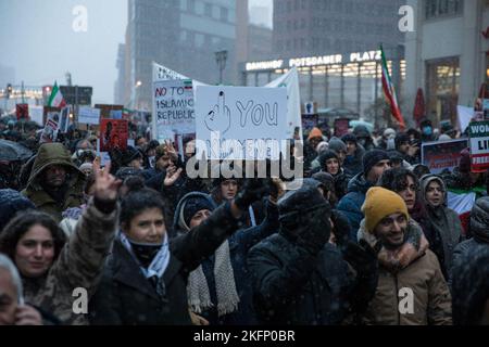 Berlino, Germania. 19th Nov 2022. I manifestanti si sono riuniti a Potsdamer Platz a Berlino il 19 novembre 2022, per una grande manifestazione che ha portato oltre la porta di Brandeburgo alla Cancelleria federale. Molti striscioni sono stati tenuti con l'iscrizione, le donne, la vita, la libertà. (Credit Image: © Michael Kuenne/PRESSCOV via ZUMA Press Wire) Foto Stock