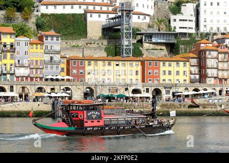 Porto Portugal crociera fluviale in barca sul fiume Douro passa il fiume Ribeira nel mese di ottobre 2022 Foto Stock