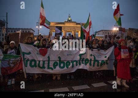 Berlino, Germania. 19th Nov 2022. I manifestanti si sono riuniti a Potsdamer Platz a Berlino il 19 novembre 2022, per una grande manifestazione che ha portato oltre la porta di Brandeburgo alla Cancelleria federale. Molti striscioni sono stati tenuti con l'iscrizione, le donne, la vita, la libertà. (Credit Image: © Michael Kuenne/PRESSCOV via ZUMA Press Wire) Foto Stock