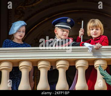 Monaco Ville, Monaco. 19th Nov 2022. Il Principe Jacques e la Principessa Gabriella di Monaco sul balcone del Palazzo Principesco a Monaco-Ville, il 19 novembre 2022, durante le celebrazioni nazionali di Monaco Credit: Albert Nieboer/Netherlands OUT/Point de Vue OUT/dpa/Alamy Live News Foto Stock