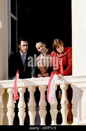 Monaco Ville, Monaco. 19th Nov 2022. Principessa Stephanie di Monaco, Pauline Ducruet e Louis Ducruet sul balcone del Palazzo principesco di Monaco-Ville, il 19 novembre 2022, durante le celebrazioni della Giornata nazionale di Monaco Credit: Albert Nieboer/Netherlands OUT/Point de Vue OUT/dpa/Alamy Live News Foto Stock