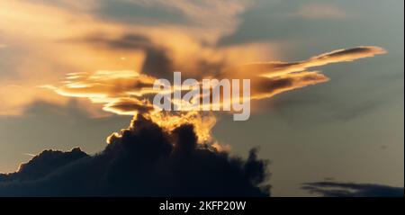 Cielo di nuvole rosa e arancione la sera al tramonto. Alsazia, Francia. Foto Stock