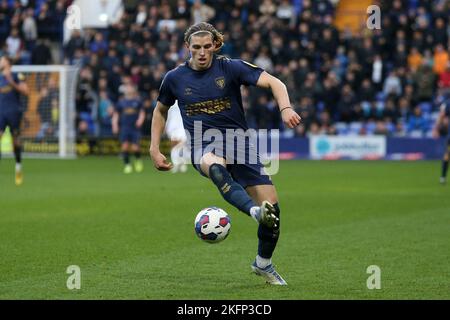 Birkenhead, Regno Unito. 19th Nov 2022. Josh Davison di AFC Wimbledon in azione. EFL Skybet Football League Two match, Tranmere Rovers contro AFC Wimbledon a Prenton Park, Birkenhead, Wirral sabato 19th novembre 2022. Questa immagine può essere utilizzata solo per scopi editoriali. Solo per uso editoriale, licenza richiesta per uso commerciale. Nessun uso in scommesse, giochi o un singolo club / campionato / giocatore publications.pic di Chris Stading / Andrew Orchard sport fotografia / Alamy Live News Credit: Andrew Orchard sport fotografia / Alamy Live News Foto Stock