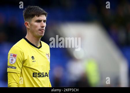 Birkenhead, Regno Unito. 19th Nov 2022. Ross Doohan, il portiere di Tranmere Rovers guarda. EFL Skybet Football League Two match, Tranmere Rovers contro AFC Wimbledon a Prenton Park, Birkenhead, Wirral sabato 19th novembre 2022. Questa immagine può essere utilizzata solo per scopi editoriali. Solo per uso editoriale, licenza richiesta per uso commerciale. Nessun uso in scommesse, giochi o un singolo club / campionato / giocatore publications.pic di Chris Stading / Andrew Orchard sport fotografia / Alamy Live News Credit: Andrew Orchard sport fotografia / Alamy Live News Foto Stock