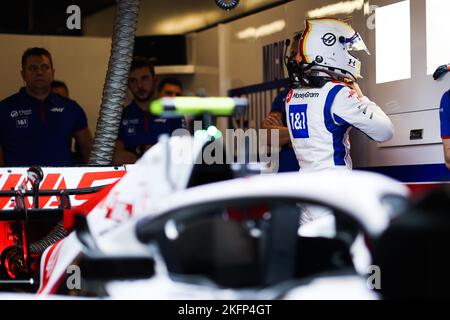 Yas Marina Circuit, ABU DHABI, 19/11/2022, SCHUMACHER Mick (ger), Haas F1 Team VF-22 Ferrari, ritratto durante la Formula 1 Etihad Airways Abu Dhabi Grand Prix 2022, 22nd° round del Campionato del mondo FIA di Formula uno 2022 dal 18 al 20 novembre 2022 sul circuito Yas Marina, a Yas Island, Abu Dhabi - Foto Antonin Vincent / DPPI Foto Stock