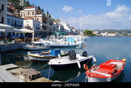 Piccole imbarcazioni della flotta costiera ormeggiate sul lungomare della città, a Githeo, sulla riva orientale della penisola di mani, Laconia, Peloponneso, Grecia Foto Stock