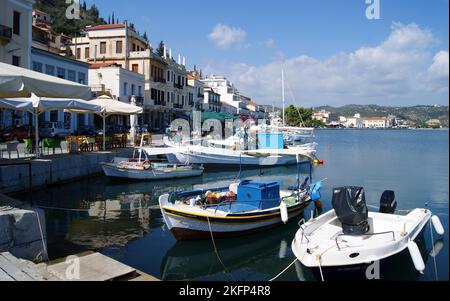 Piccole imbarcazioni della flotta costiera ormeggiate sul lungomare della città, a Githeo, sulla riva orientale della penisola di mani, Laconia, Peloponneso, Grecia Foto Stock