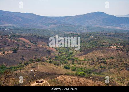 Ambiente intorno a Bula, distretto della baia di Nkhata, Malawi, che mostra dambo fecondato nel fondovalle e prove di danni da fuoco selvatico nel bacino idrografico Foto Stock