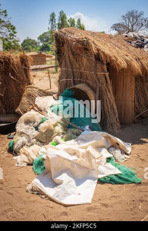 Reti da pesca in un villaggio sulla riva del lago Malawi, vicino a Nkhotakota. Foto Stock