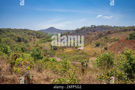 Ambiente agricolo che mostra segni di distruzione di incendi selvatici vicino a Bula, Nkhata Bay District, Malawi Foto Stock