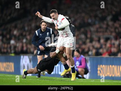 19th novembre 2022; Twickenham Stadium, Londra, Inghilterra: Serie autunnale International Rugby England contro la Nuova Zelanda; Mark Talea of the All Blacks affronta Jonny May of England Foto Stock
