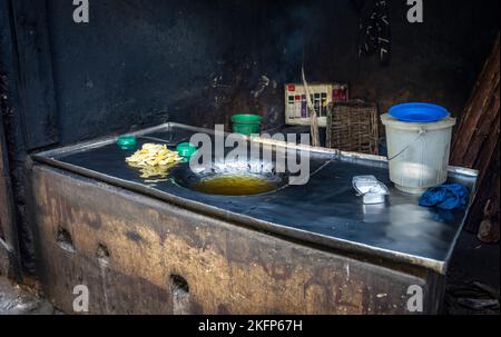 Negozio di vendita patatine fritte nel mercato di Mzuzu, Malawi Foto Stock