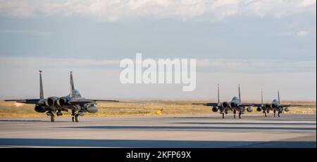 U.S. Air Force Airmen assegnato al 389th Fighter Squadron taxi F-15E Strike Eagles a Mountain Home Air Force base, Idaho, 29 settembre 2022. Gli aviatori dell'aeronautica hanno viaggiato in voli di quattro per fornire supporto durante il loro spiegamento in tutto il mondo. Foto Stock