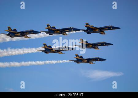 Gli US Navy Blue Angels si esibiscono, con il fumo acceso, al Miramar Airshow 2022 di San Diego, California. Foto Stock
