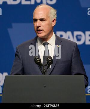 PHILADELPHIA, PA, USA - 28 OTTOBRE 2022: Il senatore Bob Casey parla alla cena dell'Indipendenza del Partito democratico della Pennsylvania. Foto Stock