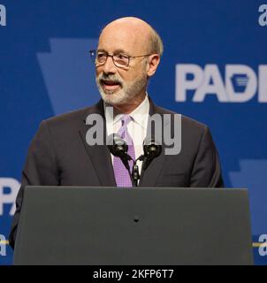 PHILADELPHIA, PA, USA - 28 OTTOBRE 2022: Il governatore Tom Wolf parla alla cena dell'Indipendenza del Partito democratico della Pennsylvania. Foto Stock