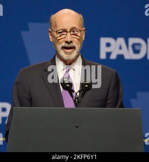 PHILADELPHIA, PA, USA - 28 OTTOBRE 2022: Il governatore Tom Wolf parla alla cena dell'Indipendenza del Partito democratico della Pennsylvania. Foto Stock