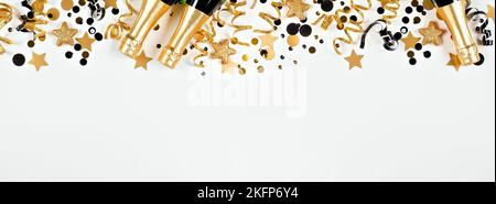 Capodanno top bordo di oro e nero confetti, streamers e champagne. Vista dall'alto su uno sfondo bianco per striscioni. Foto Stock