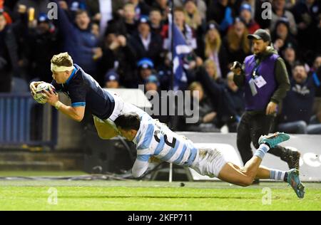 Edimburgo, Scozia, 19th novembre 2022. Darcy Graham della Scozia segna il suo 8th° tentativo nonostante Matias Moroni dell'Argentina durante la partita Autumn Nation Series al Murrayfield Stadium di Edimburgo. L'immagine di credito dovrebbe essere: Neil Hanna / Sportimage Foto Stock