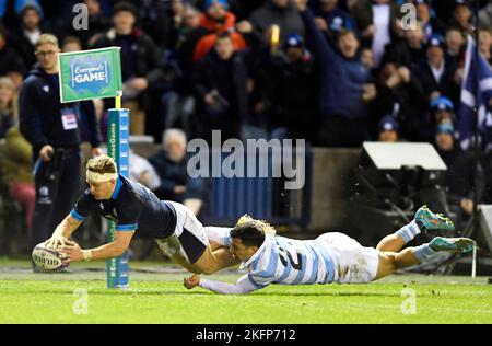 Edimburgo, Scozia, 19th novembre 2022. Darcy Graham della Scozia segna il suo 8th° tentativo nonostante Matias Moroni dell'Argentina durante la partita Autumn Nation Series al Murrayfield Stadium di Edimburgo. L'immagine di credito dovrebbe essere: Neil Hanna / Sportimage Foto Stock