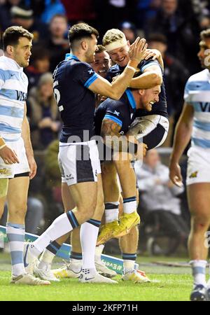 Edimburgo, Scozia, 19th novembre 2022. Darcy Graham della Scozia segna il suo 8th° tentativo nonostante Matias Moroni dell'Argentina durante la partita Autumn Nation Series al Murrayfield Stadium di Edimburgo. L'immagine di credito dovrebbe essere: Neil Hanna / Sportimage Foto Stock