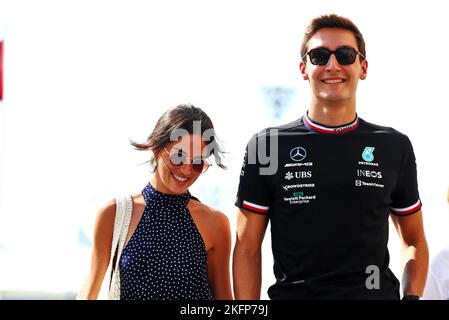 Abu Dhabi, Emirati Arabi Uniti. 19th novembre 2022. George Russell (GBR) Mercedes AMG F1 con la ragazza Carmen Montero Mundt. Gran Premio di Abu Dhabi, sabato 19th novembre 2022. Circuito di Yas Marina, Abu Dhabi, Emirati Arabi Uniti. Foto Stock