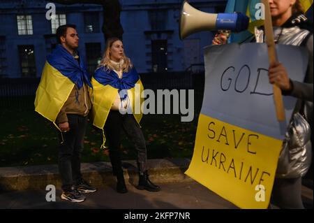 Downing Street, Londra, Regno Unito. 19th novembre 2022. La manifestazione settimanale degli ucraini grida "la guerra in Ucraina non è finita” chiede più armi. La NATO ha promesso armi all'Ucraina. Foto Stock