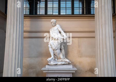 Statua marmorea di Ercole di Giovanni Baratta di fronte al Padiglione Ercole (Herkulespavillonen) nei Giardini del Castello di Rosenborg, Copenaghen, Danimarca. Foto Stock
