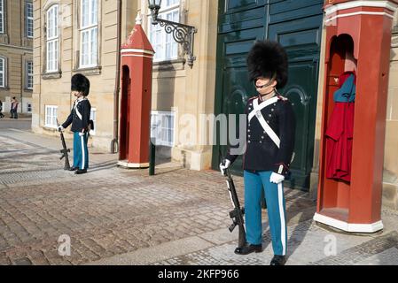 Le Guardie reali (Kongelige Livgardes) si trovavano accanto alla loro cassa di sentry durante il "Cambio della guardia" al Palazzo Amalienborg, Copenaghen (vuntskifte) Foto Stock