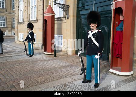 Le Guardie reali (Kongelige Livgardes) si trovavano accanto alla loro cassa di sentry durante il "Cambio della guardia" al Palazzo Amalienborg, Copenaghen (vuntskifte) Foto Stock