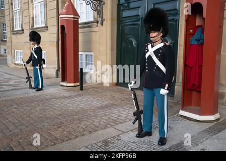 Le Guardie reali (Kongelige Livgardes) si trovavano accanto alla loro cassa di sentry durante il "Cambio della guardia" al Palazzo Amalienborg, Copenaghen (vuntskifte) Foto Stock