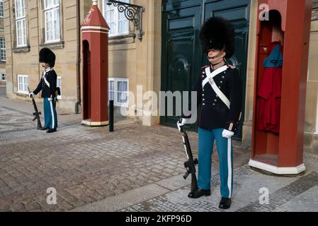 Le Guardie reali (Kongelige Livgardes) si trovavano accanto alla loro cassa di sentry durante il "Cambio della guardia" al Palazzo Amalienborg, Copenaghen (vuntskifte) Foto Stock