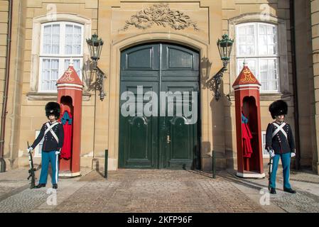 Le Guardie reali (Kongelige Livgardes) si trovavano accanto alla loro cassa di sentry durante il "Cambio della guardia" al Palazzo Amalienborg, Copenaghen (vuntskifte) Foto Stock