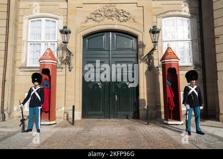 Le Guardie reali (Kongelige Livgardes) si trovavano accanto alla loro cassa di sentry durante il "Cambio della guardia" al Palazzo Amalienborg, Copenaghen (vuntskifte) Foto Stock